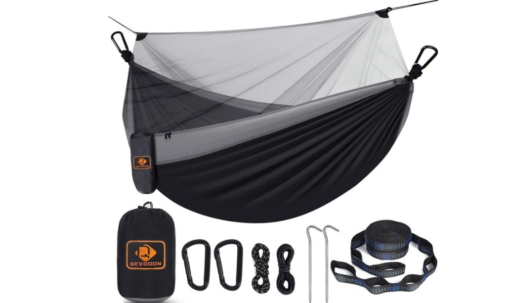 A tent from Qevooon, shown with a variety of essential gear for hanging a hammock: carabiners, tree straps, guy hooks and rope. 